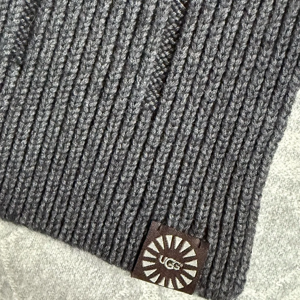 UGG Dark Gray Chunky Rib Knit Scarf Soft Warm Acrylic Blend Winter Accessory EUC